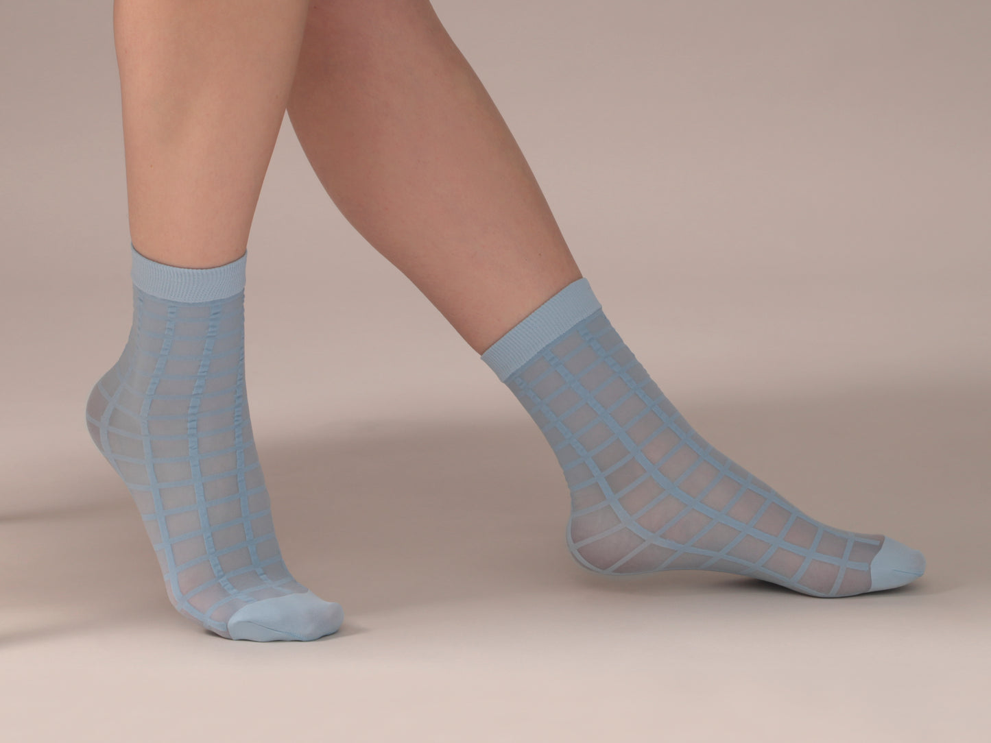 Chaussettes diaphanes à carreaux en Bleu ciel