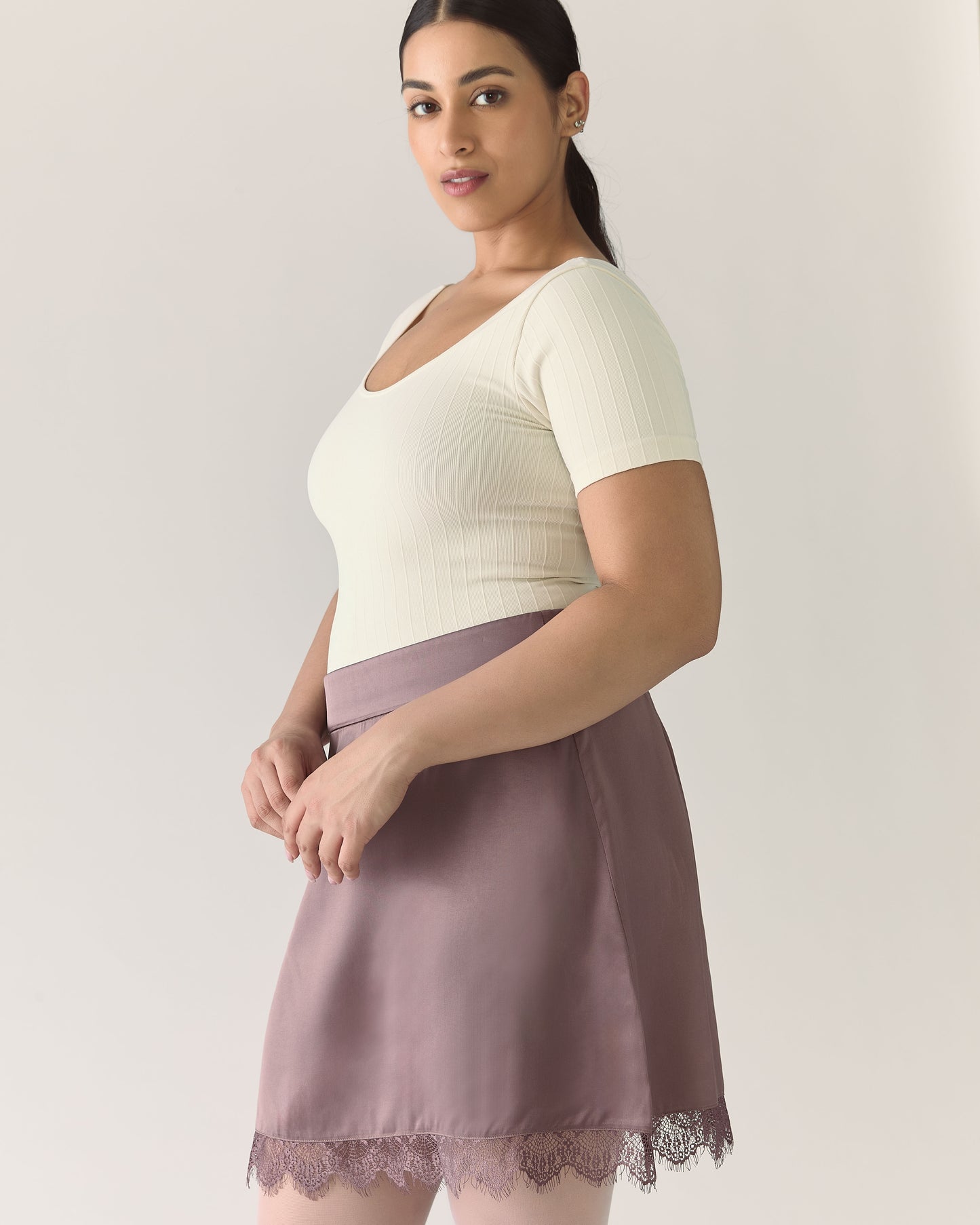 Jupe satinée bordure dentelle - Taupe foncé