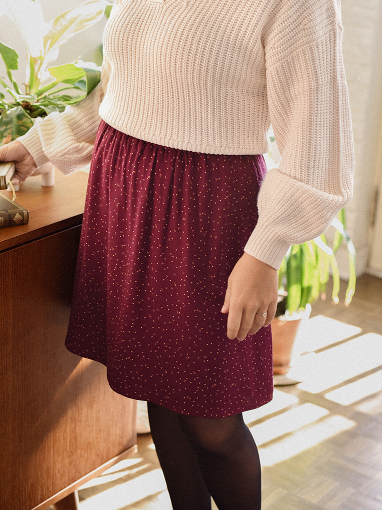 Mini jupe bordeaux avec pois et feuillage